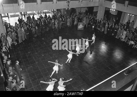 Queen Juliana apre un nuovo edificio provinciale dell'Aia; balletto dopo l'apertura Data: 15 ottobre 1975 Località: L'Aia, Olanda del Sud Parole Chiave: Balletto, Aperture, CASA DI PROVINCIA, regine Nome Persona: Juliana (regina Olanda) Foto Stock