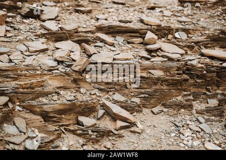 Vecchie pietre di quarzo morte in paesaggio lunare Foto Stock