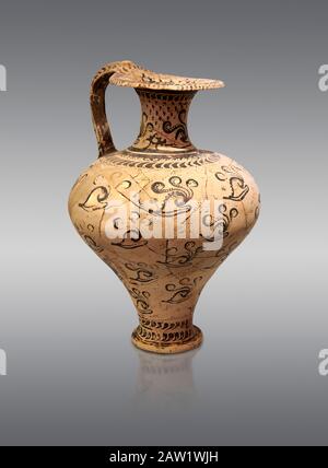 Caraffa Minoan decorata con decorazione a conchiglia in stile marino, Zakros Palace 1500-1450 a.C.; Museo Archeologico di Heraklion, sfondo grigio. Foto Stock