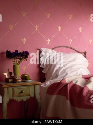 Letto singolo non realizzato e comodino Foto Stock