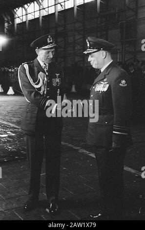 Comando di trasferimento dell'Aeronautica Soesterberg. Tenente Generale H. Schaper E Tenente Generale Hp Zielstra Data: 30 Novembre 1961 Località: Soesterberg, Utrecht Parole Chiave: Commandos, Nome Del Venditore: Hp Zielstra Foto Stock