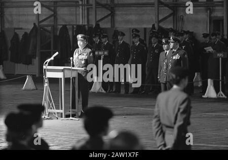 Comando di trasferimento dell'Aeronautica Soesterberg. Tenente generale H. Schaper e tenente generale H. P. Zielstra. Discorso Di Schaper Data: 30 Novembre 1961 Località: Soesterberg, Utrecht Parole Chiave: Commando, Trasferimenti, Discorsi Nome Persona: Hp Zielstra Foto Stock