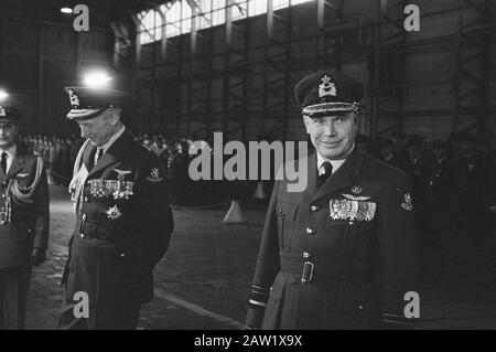 Comando di trasferimento dell'Aeronautica Soesterberg. Tenente generale H. Schaper e tenente generale H. P. Zielstra. Il nuovo comandante HP Zielstra Data: 30 novembre 1961 Località: Soesterberg, Utrecht Parole Chiave: Commandos, Trasferimenti, comandanti Nome Persona: HP Zielstra Foto Stock