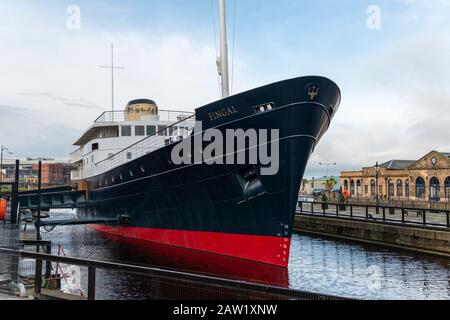 MV Fingal hotel galleggiante di lusso permanentemente ormeggiato in Albert Dock nel Porto di Leith, Edimburgo, Scozia, Regno Unito Foto Stock