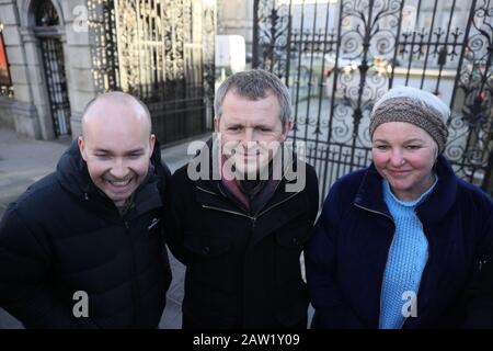 (Da sinistra a destra) Paul Murphy, Richard Boyd Barrett e Brid Smith di Persone Prima Di Profittare di fuori della Leinster House, Dublino, durante la campagna Elettorale generale. Foto Stock