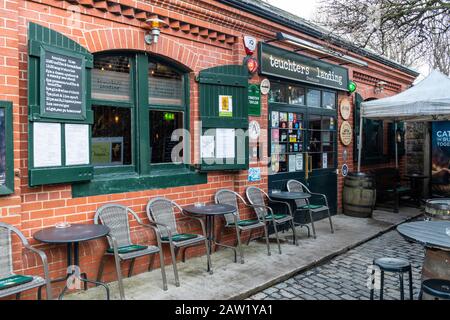 Teuchters Landing pub e ristorante su Dock Place a Leith, Edimburgo, Scozia, Regno Unito Foto Stock