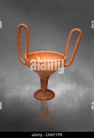 Tazza di terracotta maneggiata a lungo minoica greca, Cnosso-Venizeleio 1450-1450 a.C., Museo Archeologico di Heraklion, sfondo grigio Foto Stock