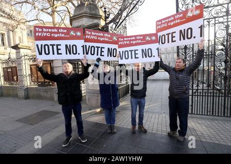 (Da sinistra a destra) Richard Boyd Barrett, Brid Smith, Paul Murphy e Gino Kenny of Solidarity - Persone Senza Scopo Di Lucro al di fuori di Leinster House, Dublino, durante la campagna Elettorale generale. Foto Stock