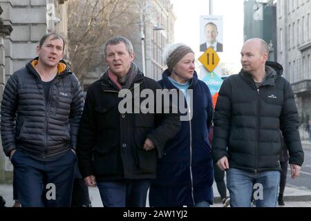(Da sinistra a destra) Gino Kenny, Richard Boyd Barrett, Brid Smith e Paul Murphy of Solidarity - Persone Senza Scopo Di Lucro al di fuori di Leinster House, Dublino, durante la campagna Elettorale generale. Foto Stock