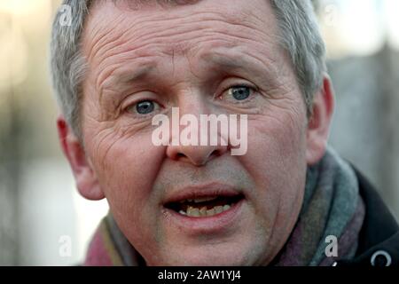 Richard Boyd Barrett of Solidarity - Persone Senza Scopo Di Lucro al di fuori di Leinster House, Dublino, durante la campagna Elettorale generale. Foto Stock