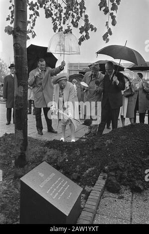 Regina Juliana alla celebrazione del centenario della Royal Dutch Society for Horticulture and Botany Queen Juliana durante la piantatura di una calce regale sulla Floriade Data: 17 maggio 1972 luogo: Amsterdam, Noord-Holland Parole Chiave: Anniversari, regine, linden, mostre, orticoltura Nome Persona: Juliana, queen Institution Nome: Floriade Foto Stock