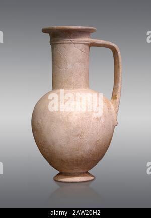 Caraffa minoica in pietra del Cnosso-Isopata "tomba reale" 1600-1500 a.C., Museo Archeologico di Heraklion, sfondo grigio. Foto Stock