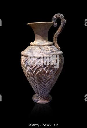 Caraffa minoica in pietra con motivo rilievo dal Palazzo Cnosso 1600-1450 a.C., Museo Archeologico di Heraklion, sfondo nero. Foto Stock