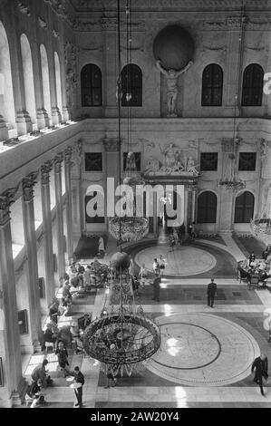 Queen Juliana riceve i membri della Federazione dei Club delle Donne negli Stati Uniti Sommario dei Cittadini nel Palazzo reale Data: 1 luglio 1969 posizione: Amsterdam, Noord-Holland Parole Chiave: Regine, ricevimenti, palazzi Foto Stock