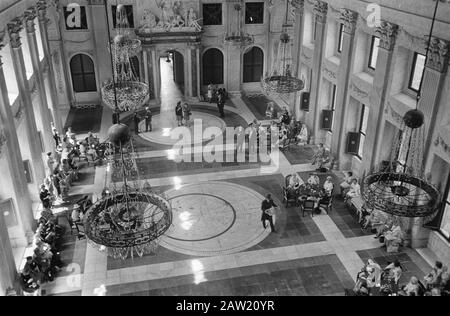 Queen Juliana riceve i membri della Federazione dei Club delle Donne negli Stati Uniti Sommario dei Cittadini nel Palazzo reale Data: 1 luglio 1969 posizione: Amsterdam, Noord-Holland Parole Chiave: Regine, ricevimenti, palazzi Foto Stock