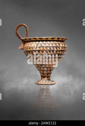 Tazza in argilla minoica decorata, Stile Sontuoso Speial, Palazzo Cnosso 1500-1450 a.C., Museo Archeologico di Heraklion, sfondo grigio. Foto Stock