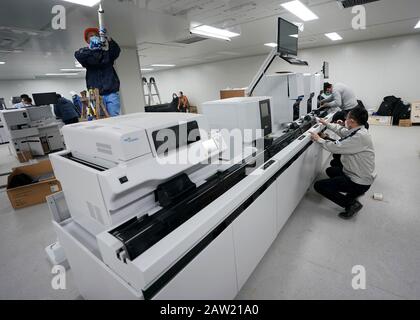 Pechino, La Provincia Cinese Di Hubei. 5th Feb, 2020. I tecnici testano l'analizzatore ematologico presso l'ospedale Leishenshan (Thunder God Mountain) di Wuhan, nella provincia Hubei della Cina centrale, 5 febbraio 2020. Per ANDARE CON 'Virus-Hit Wuhan accelera la diagnosi dei pazienti' credito: Wang Yuguo/Xinhua/Alamy Live News Foto Stock