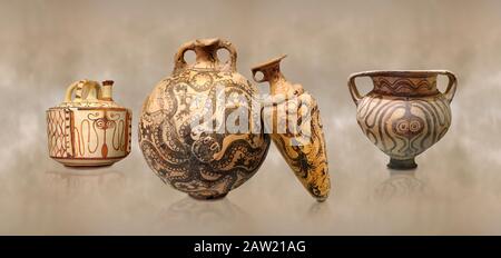 Ceramica minoica con decorazioni stilizzate di polpi, 1500-1400 a.C., Museo Archeologico di Heraklion. Da sinistra a destra 1- caraffa Pseudostomos di Knosso Foto Stock