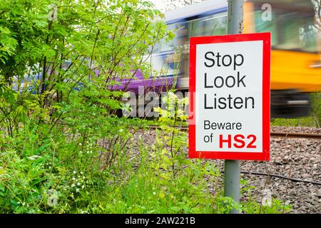 Immagine concettuale HS2. Treno veloce che passa attraverso la campagna. REGNO UNITO Foto Stock