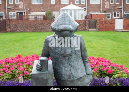 La Punta, Hartlepool, Regno Unito. Statua del famoso personaggio del fumetto di giornale, Andy Capp, (creato da Hartlepool residente Reg Smythe). Foto Stock