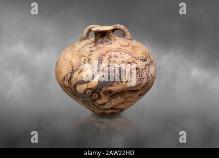 Pallone in argilla minoica con design a polipo, Stile Sontuoso Speial, Pseira 1500-1400 a.C., Museo Archeologico di Heraklion, sfondo grigio. Foto Stock