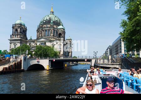 Berlino, GERMANIA - 28 MAGGIO 2018: Vista sul fiume Sprea, con una barca turistica in primo piano e il Duomo di Berlino, nella Cattedrale Foto Stock