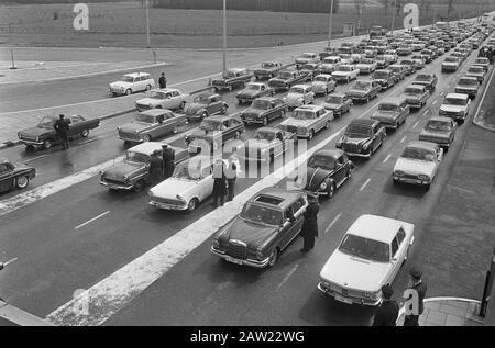 Pasqua Folla al checkpoint montagna a Zevenaar, auto sei file profondo Data: 8 aprile 1966 posizione: Gelderland, Arnhem Parole Chiave: Automobili Persona Nome: Montagna Foto Stock