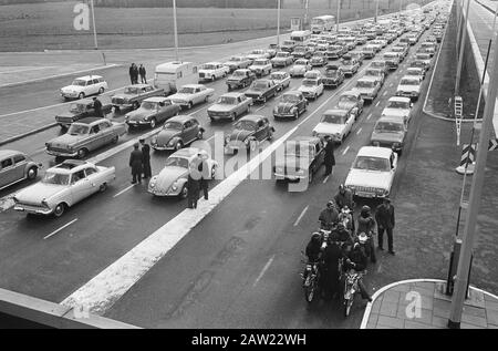 Pasqua Folla al checkpoint montagna a Zevenaar, auto sei file profondo Data: 8 aprile 1966 posizione: Gelderland, Arnhem Parole Chiave: Automobili Persona Nome: Montagna Foto Stock