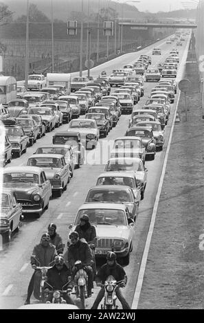 Pasqua Folla al checkpoint montagna a Zevenaar, auto sei file profondo Data: 8 aprile 1966 posizione: Gelderland, Arnhem Parole Chiave: Automobili Persona Nome: Montagna Foto Stock