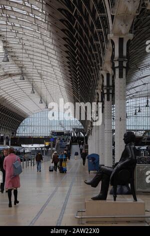 Passeggeri Alla Stazione Di Paddington Di Londra Foto Stock