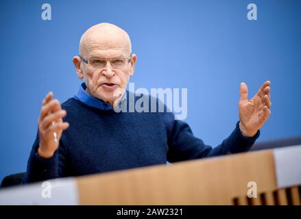 Berlino, Germania. 06th Feb, 2020. Günter Wallroff, giornalista, presenta un appello per la liberazione del fondatore di Wikileaks Julian Assange. Credito: Britta Pedersen/Dpa-Zentralbild/Dpa/Alamy Live News Foto Stock