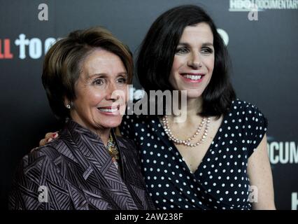 Manhattan, Stati Uniti d'America. 04th Mar, 2013. NEW YORK, NY - MARZO 21: Nancy Pelosi Alexandra Pelosi partecipa alla prima di New York del documentario HBO Fall to Grace alla Time Warner Center Screening Room il 21 Marzo 2013 a New York City. Persone: Nancy Pelosi Alexandra Pelosi trasmissione Ref: MNC Foto Stock