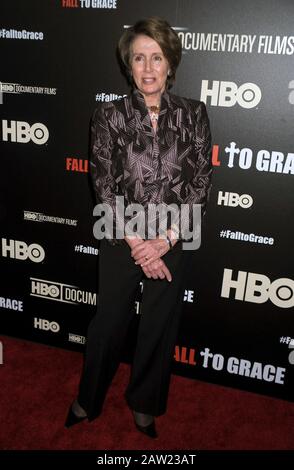 Manhattan, Stati Uniti d'America. 04th Mar, 2013. NEW YORK, NY - MARZO 21: Nancy Pelosi partecipa alla prima di New York del documentario HBO Fall to Grace alla sala di screening del Time Warner Center il 21 Marzo 2013 a New York City. Persone: Nancy Pelosi trasmissione Ref: MNC Foto Stock