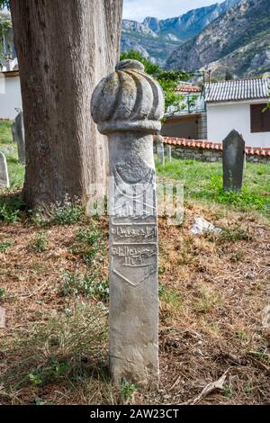 Lapidi musulmana, cimitero alla Moschea di Omerbasica, Stari Bar, Montenegro Foto Stock