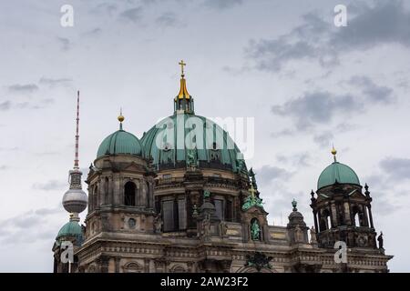 Vista della torre della televisione e della cattedrale di Berlino sull'Isola dei Musei dal parco Lustgarten a Berlino Foto Stock