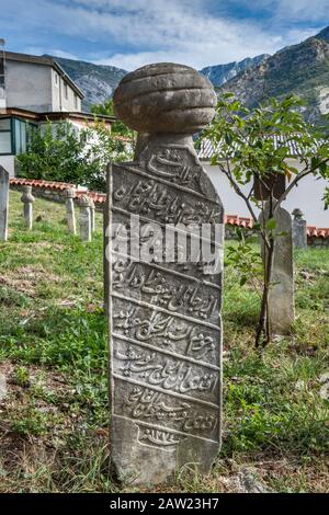 Lapidi musulmana, cimitero alla Moschea di Omerbasica, Stari Bar, Montenegro Foto Stock