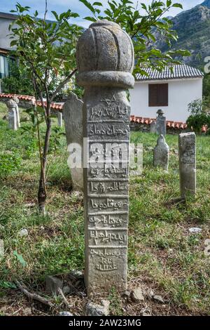 Lapidi musulmana, cimitero alla Moschea di Omerbasica, Stari Bar, Montenegro Foto Stock