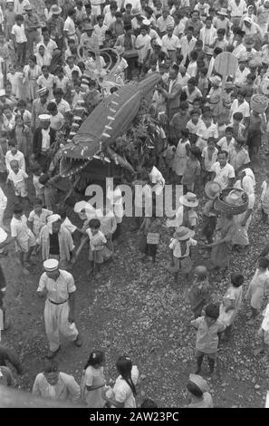 Padang. Piazza di Roma. Pasar Oesang. Campo sportivo Padang: Per Padang era il 26 ottobre dalla popolazione della costa occidentale di Sumatra ha tenuto una grande dimostrazione per la formazione di uno Stato libero di Sumatra occidentale, nel quadro dell'accordo Linggadjati e indipendente dalla repubblica di Djocja, che allergorische modo descritto come il coccodrillo consumante. Date: 26 Ottobre 1947 Location: Indonesia Dutch East Indies Foto Stock