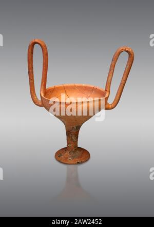 Tazza di terracotta maneggiata a lungo minoica greca, Cnosso-Venizeleio 1450-1450 a.C., Museo Archeologico di Heraklion, sfondo grigio Foto Stock