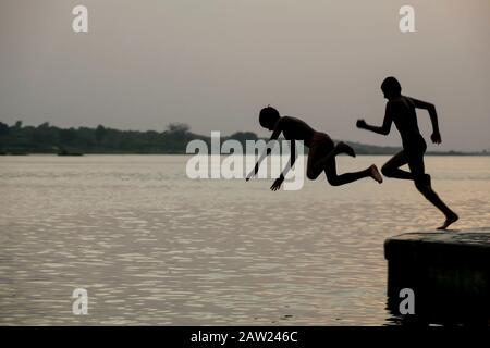 Giovani ragazzi indiani che giocano sul fiume Foto Stock