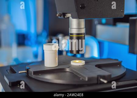 Ricerca di laboratorio scientifico sicuro di nuovi farmaci, microscopio e pillole coronavirus Foto Stock