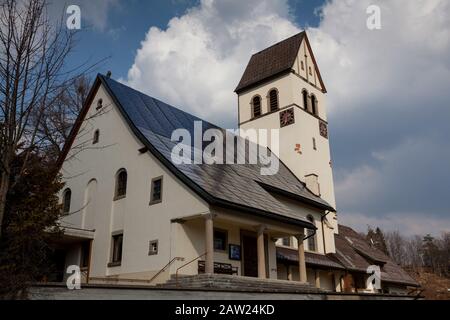 I collettori solari sui tetti e il tetto della chiesa nella comunità della Foresta Nera di Schönau Germania vicino a Titisee generano una gran parte dei bisogni energetici della comunità. Foto Stock