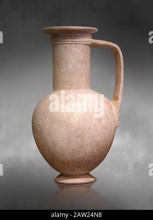 Caraffa minoica in pietra del Cnosso-Isopata "tomba reale" 1600-1500 a.C., Museo Archeologico di Heraklion, sfondo grigio. Foto Stock