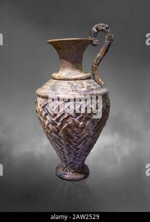 Caraffa minoica in pietra con motivo rilievo dal Palazzo Cnosso 1600-1450 a.C., Museo Archeologico di Heraklion, sfondo grigio. Foto Stock