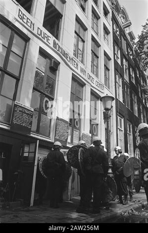 Pawn on the Oude Schans in Amsterdam evicted by riot police, forcing the front door Date: August 26, 1976 Location: Amsterdam, Noord-Holland Keywords: Cracker institution Name: Oudeschans Foto Stock