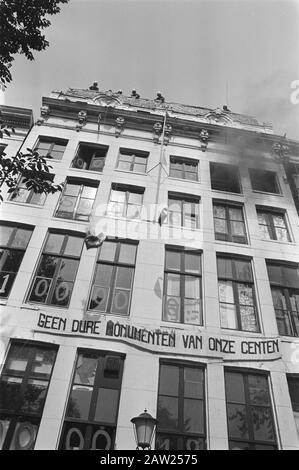 Pawn on the Oude Schans in Amsterdam evicted by riot police, forcing the front door Date: August 26, 1976 Location: Amsterdam, Noord-Holland Keywords: Cracker institution Name: Oudeschans Foto Stock