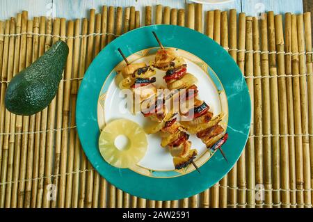 Bacon Hawaiian Pineapple Chicken Kebabs , pancetta croccante alla griglia e pollo soffocati in un ananas hawaiano e salsa barbecue Foto Stock