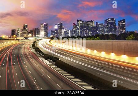 Singapore traffico al crepuscolo - centro finanziario Foto Stock