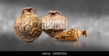 Ceramica minoica con decorazioni di polpi stilizzate, 1500-1400 a.C., Museo Archeologico di Heraklion , sfondo grigio. Da sinistra a destra 1- pallone con Foto Stock