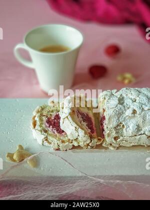 Colazione romantica con torta di lamponi, tazza di caffè e lamponi. Ragazza dolce facile sano snack. Il concetto di San Valentino Foto Stock